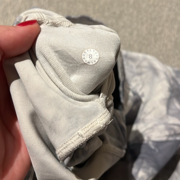 Grey and cream tie dye lululemon 7/8 leggings - Picture 4 of 4